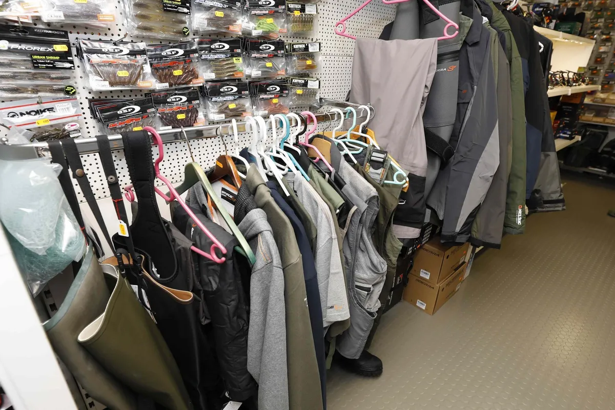 Funktionsbekleidung für Angler im Geschäft Hufschmid